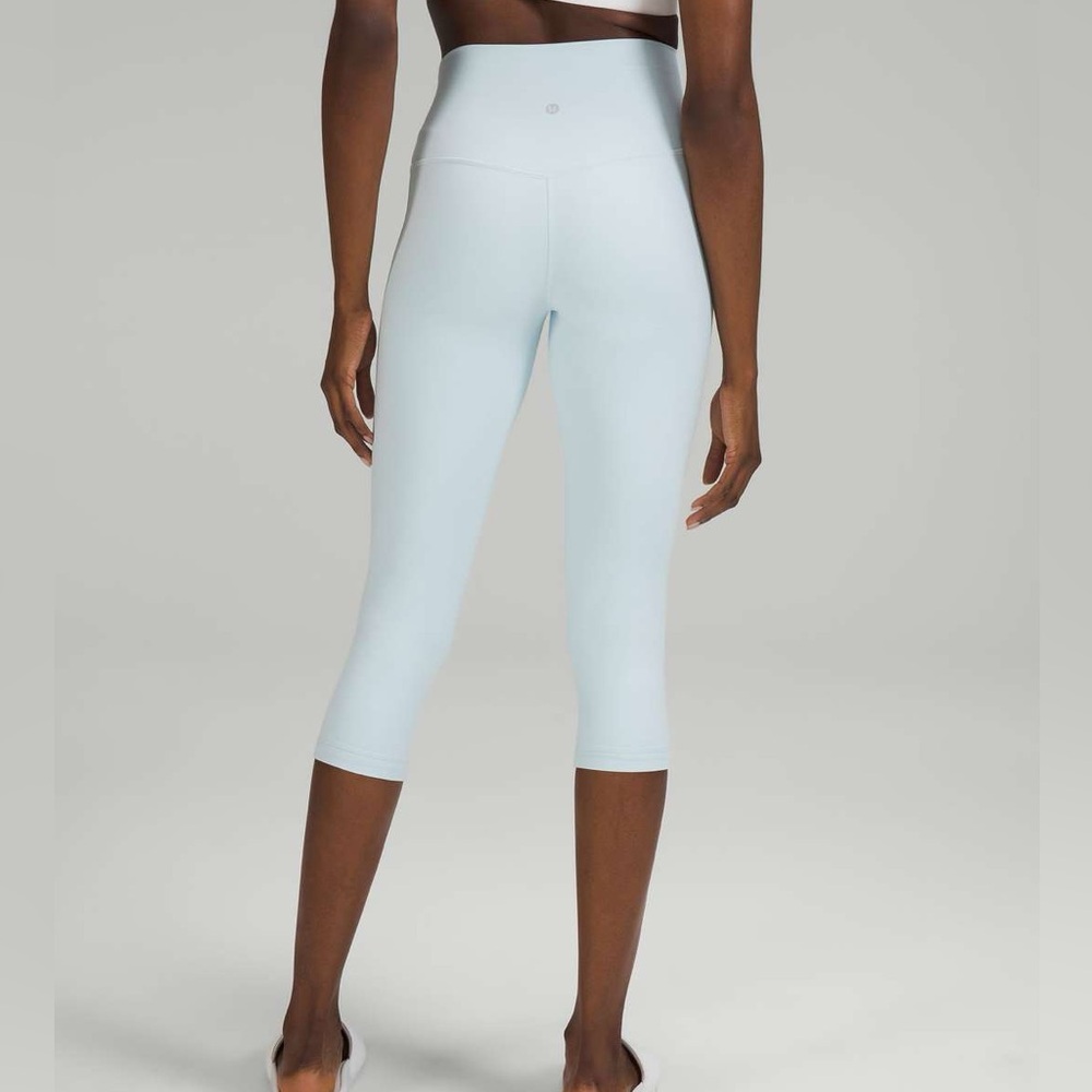 Lululemon Align High-Rise Crop 21"
Powder Blue Sze 6